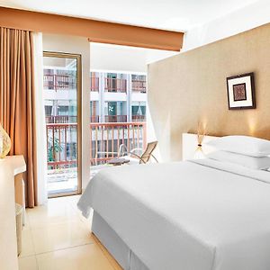 Deluxe King Room Pool View Kids Activity